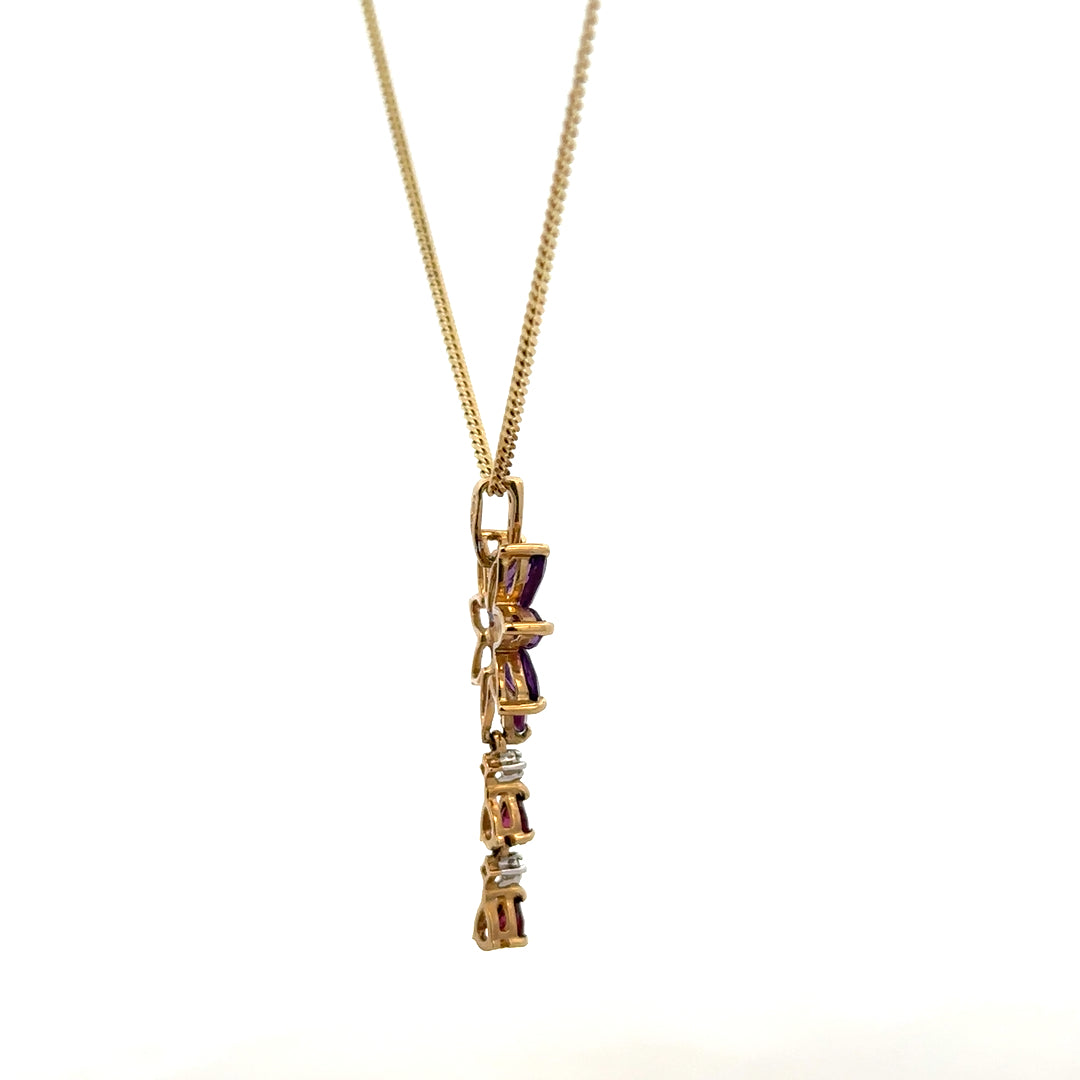 9ct yellow gold chain with pendant, weighing 4g, showcasing a classic jewelry design with a polished finish.