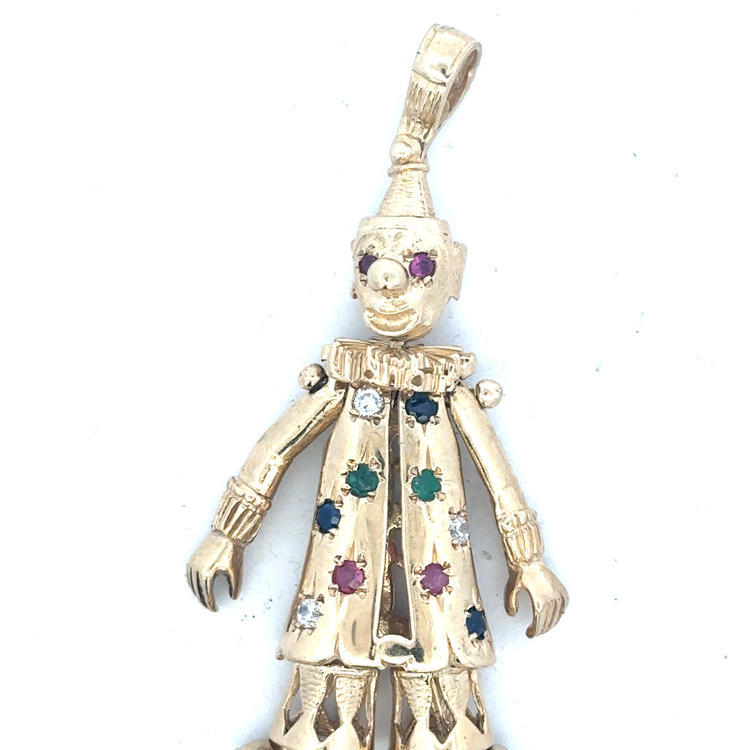9ct yellow gold clown pendant weighing 20.3g, featuring a detailed design, ideal for jewelry and pendant collection.