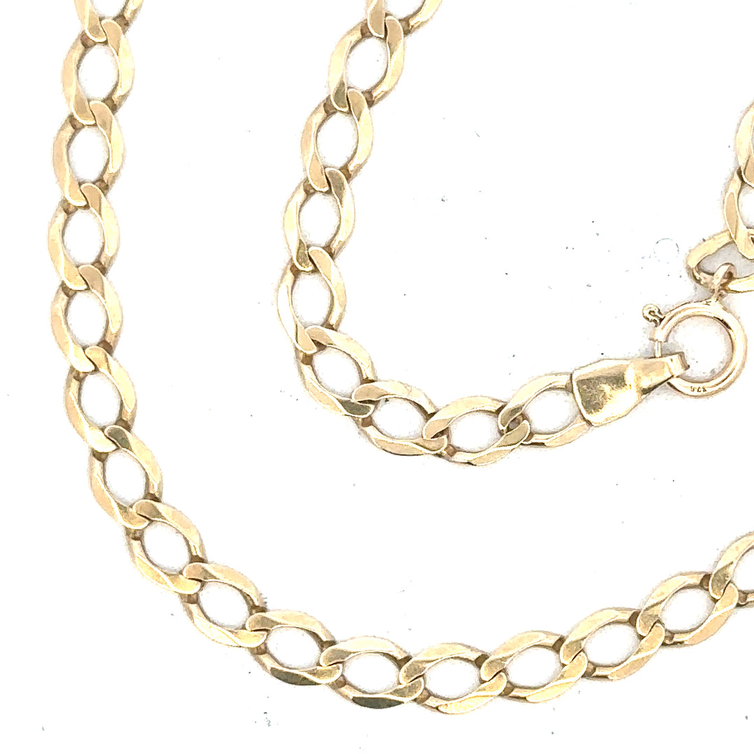 9ct yellow gold curb bracelet weighing 3.9g, unbranded, with a classic chain design and polished finish.