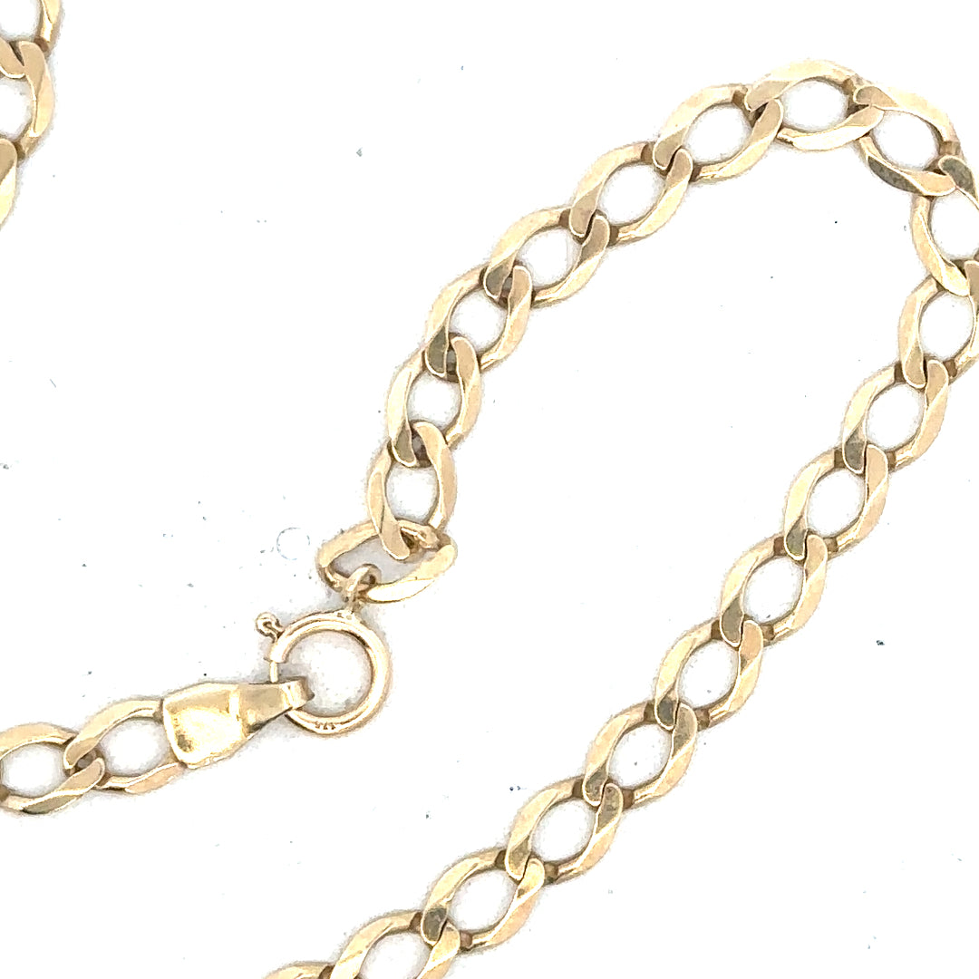 9ct yellow gold curb bracelet weighing 3.9g, unbranded jewelry with a classic chain design and polished finish.