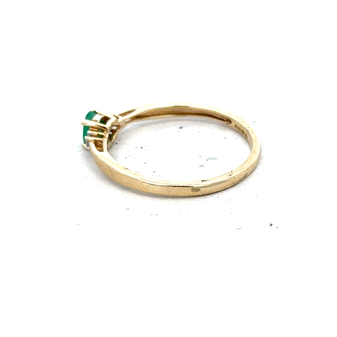 9ct yellow gold diamond and emerald ring in size S, featuring a detailed design with sparkling gemstones.
