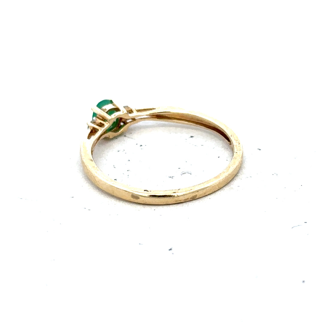 9ct yellow gold ring with diamond and emerald accents, size S, featuring intricate design and sparkling gemstones.
