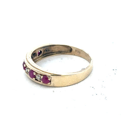 9ct yellow gold diamond and ruby ring in size M with 2.3g, featuring a sparkling diamond and vibrant ruby accents.