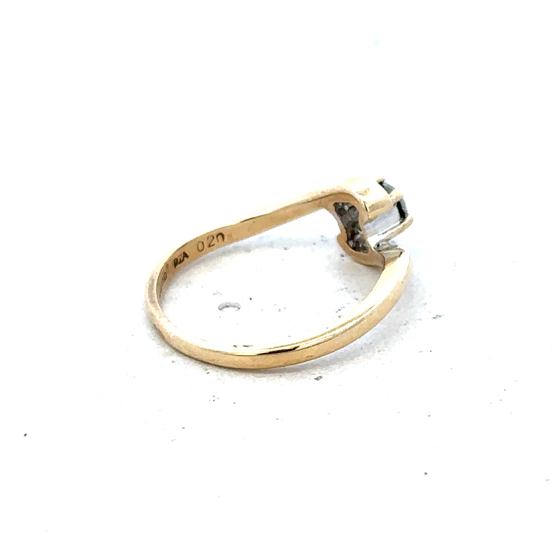 9ct yellow gold diamond ring in size I 1/2 featuring a sparkling diamond, weighs 1.6 grams, unbranded jewelry.