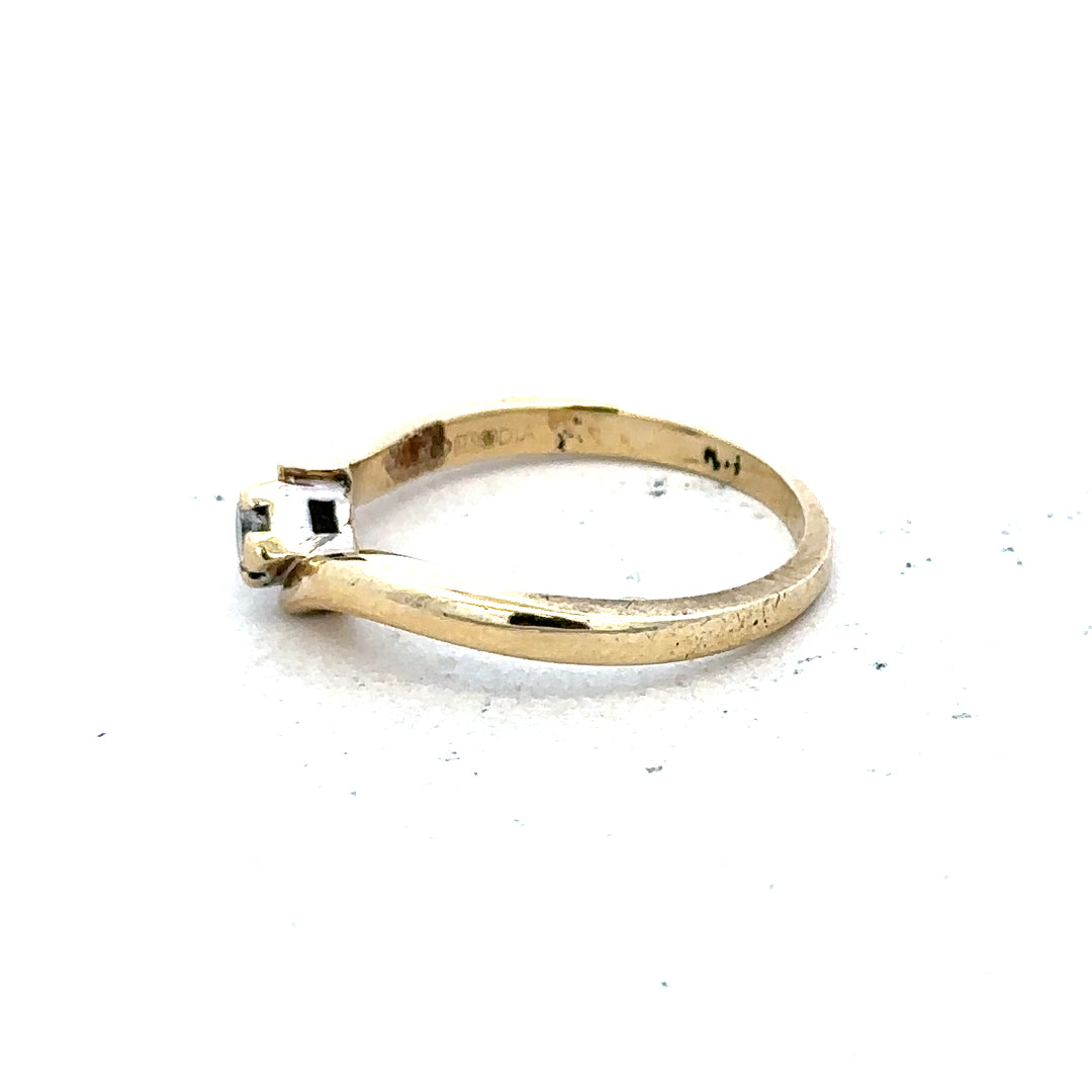 9ct yellow gold diamond ring in size K 1/2, featuring a sparkling diamond, weighs 2.3 grams, unbranded jewelry.