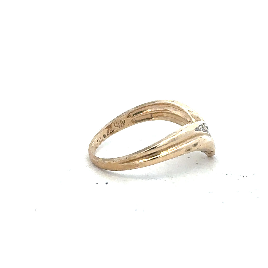 9ct yellow gold diamond ring in size L with sparkling diamonds, featuring a classic design and unbranded craftsmanship.