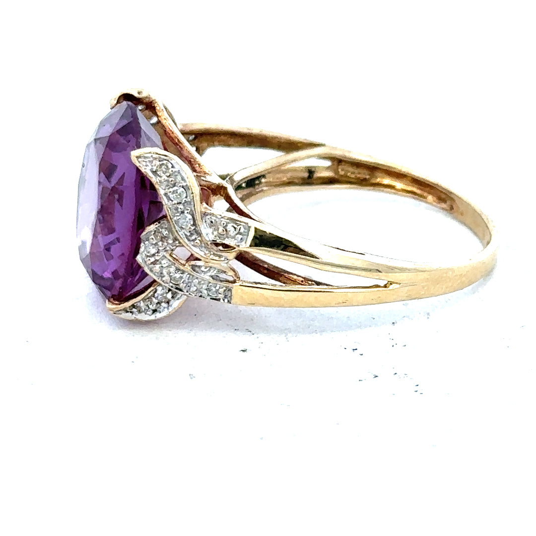 9ct yellow gold diamond ring in size M with a sparkling diamond centerpiece, unbranded jewelry designed for elegance and style.