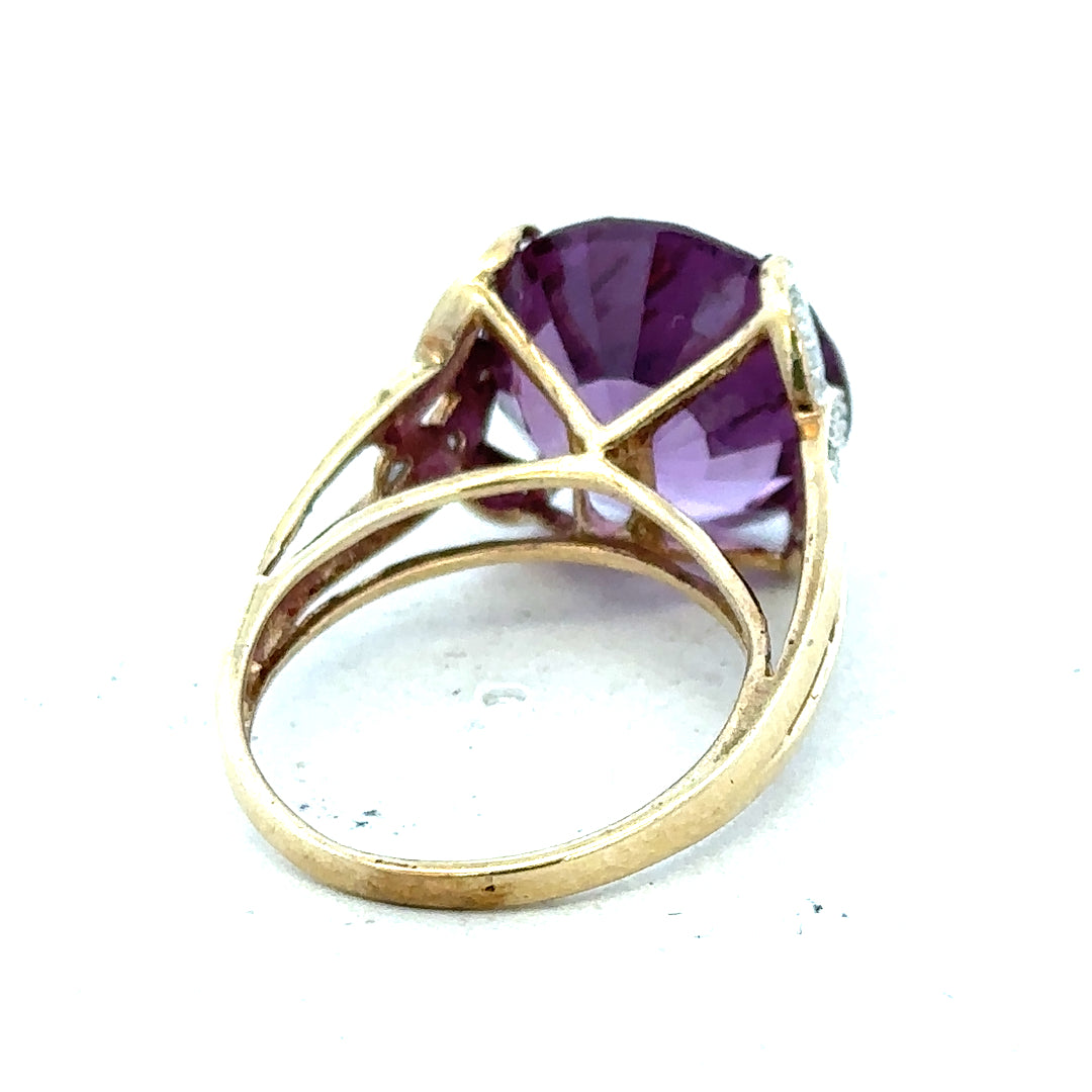 9ct yellow gold diamond ring in size M with a sparkling diamond centerpiece, showcasing elegant jewelry craftsmanship.