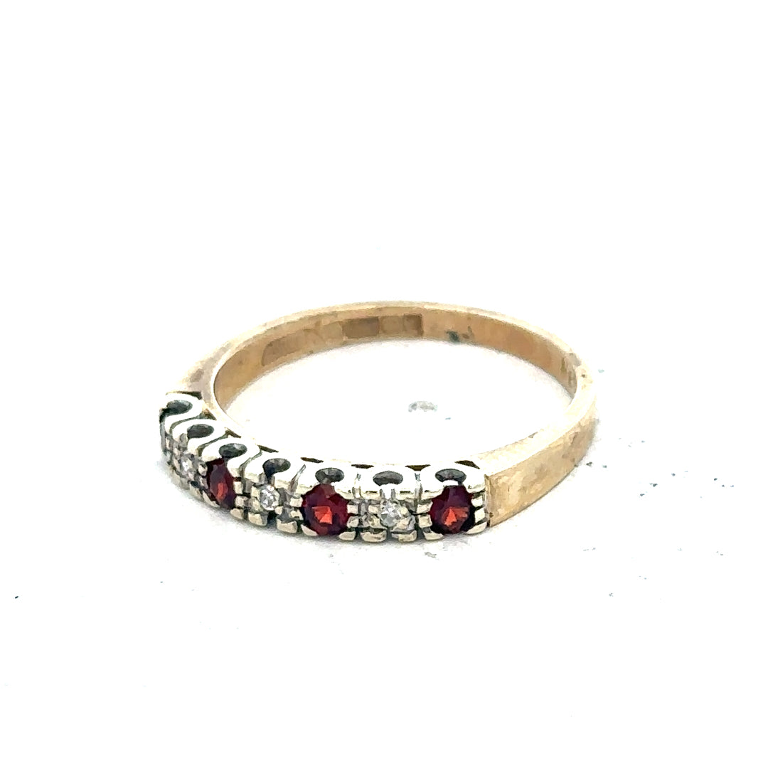 9ct yellow gold diamond ring in size O with a sparkling central diamond, featuring an elegant and classic design.