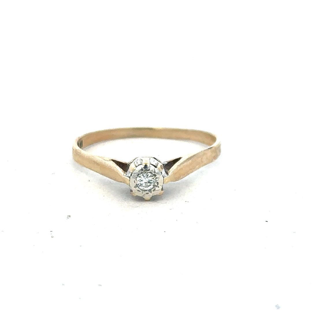 9ct yellow gold diamond ring in size O, featuring a central diamond setting and a polished band.