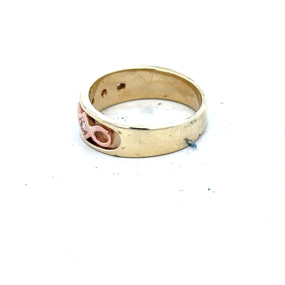 9ct yellow gold diamond ring in size O with a sparkling diamond, featuring a classic design and elegant craftsmanship.