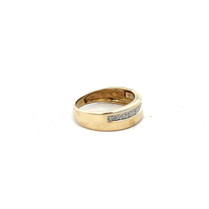 9ct yellow gold diamond ring in size P with sparkling diamonds, featuring a classic design and unbranded craftsmanship.