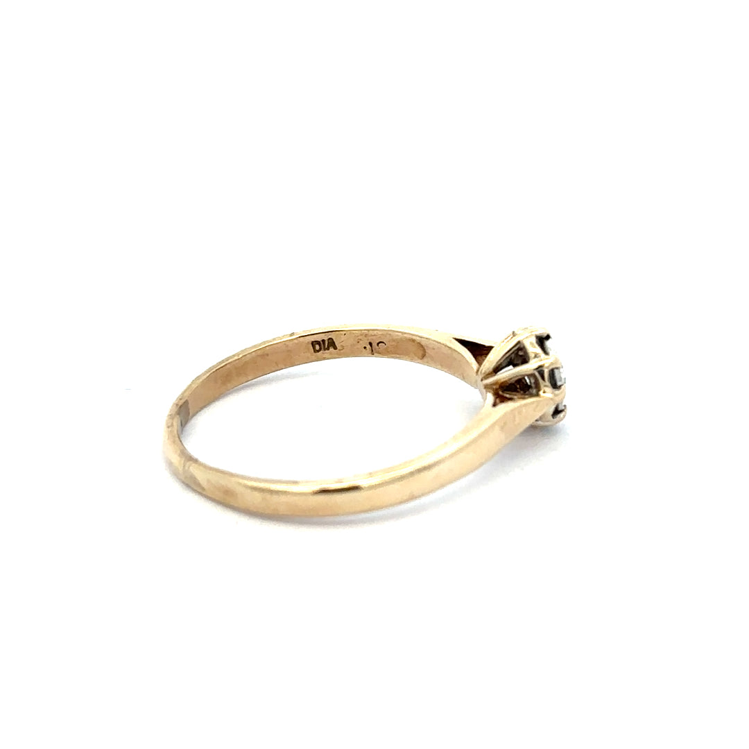9ct yellow gold diamond ring in size R, featuring a sparkling diamond and a classic design, unbranded jewelry.