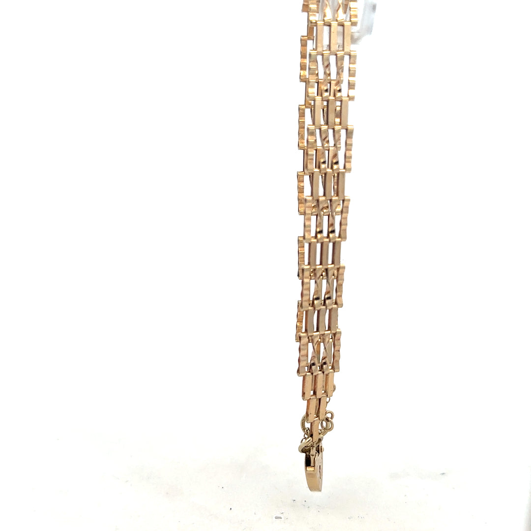 9ct yellow gold gate bracelet weighing 5.8g, featuring classic chain links, unbranded jewelry accessory.