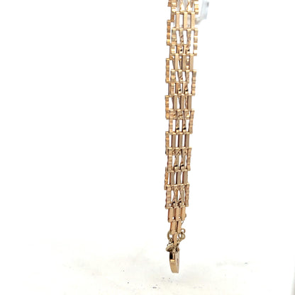 9ct yellow gold gate bracelet weighing 5.8g, featuring classic chain links, unbranded jewelry accessory.