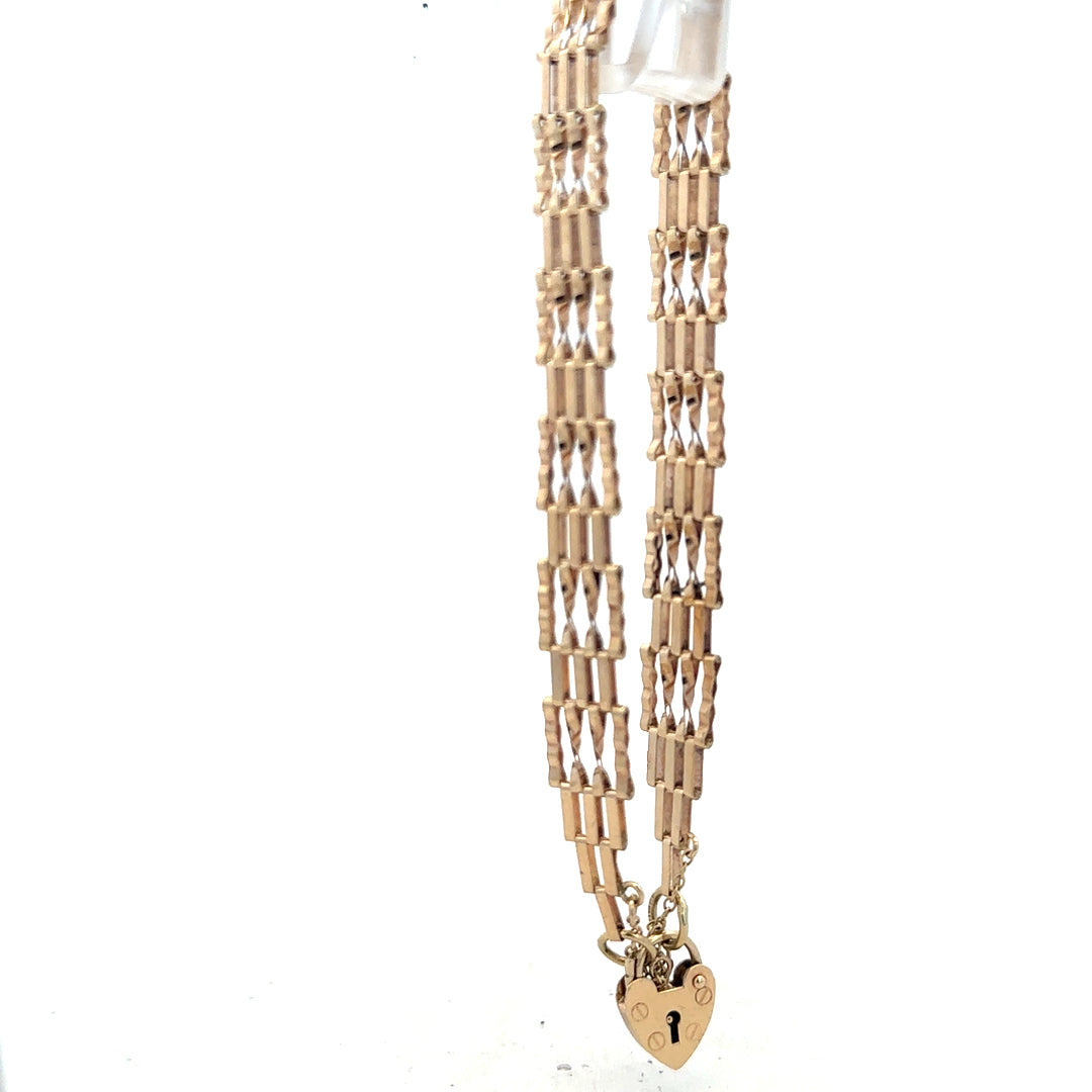 9ct yellow gold gate bracelet weighing 5.8g with a classic link design, unbranded jewelry for stylish wristwear.