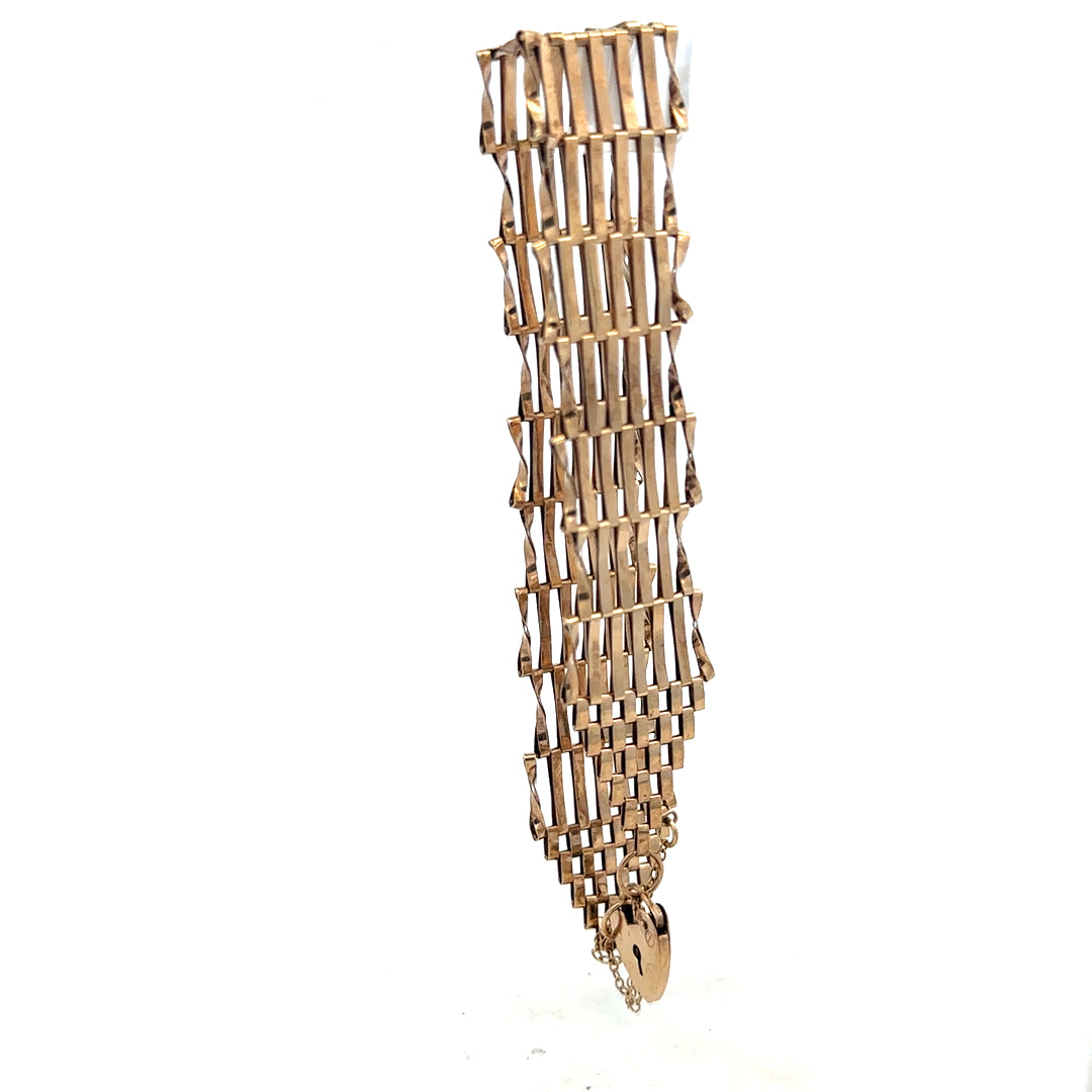 9ct yellow gold gate bracelet weighing 7.4g, unbranded, featuring classic chain links, displayed on a neutral background.