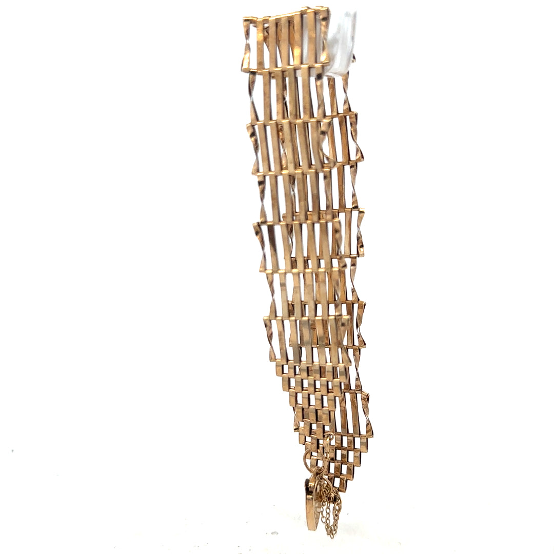 9ct yellow gold gate bracelet with 7.4g weight, featuring classic chain links and secure clasp, unbranded jewelry accessory.