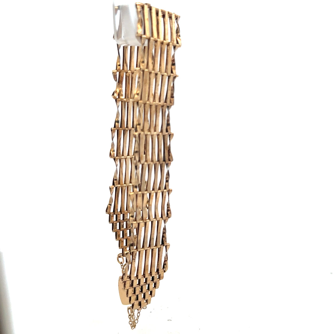 9ct yellow gold gate bracelet weighing 7.4g, featuring classic linked design, unbranded jewelry accessory.