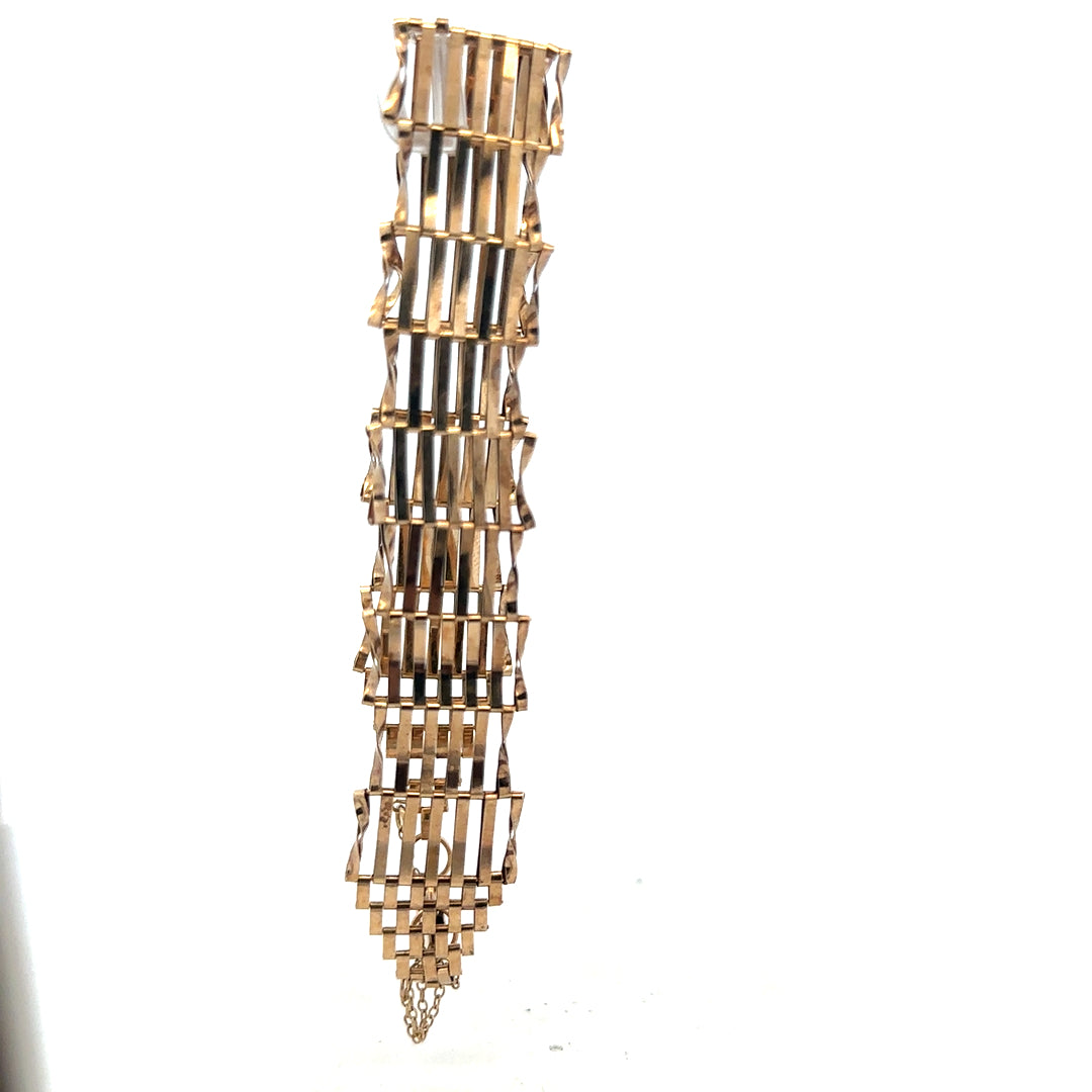 9ct yellow gold gate bracelet weighing 7.4g, unbranded, with interconnected chain links, displayed on a neutral background.