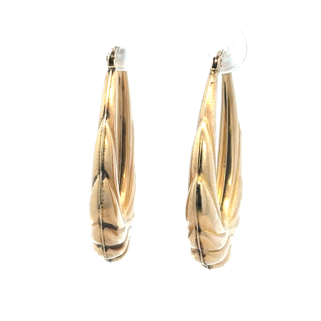 9ct yellow gold hoop earrings weighing 3.8g, featuring a classic circular design and polished finish.