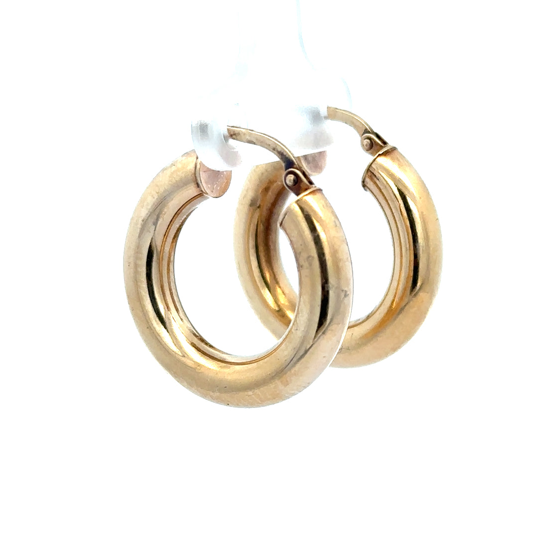 9ct yellow gold hoop earrings with a polished finish, weighing 3.9g, featuring a classic round design.
