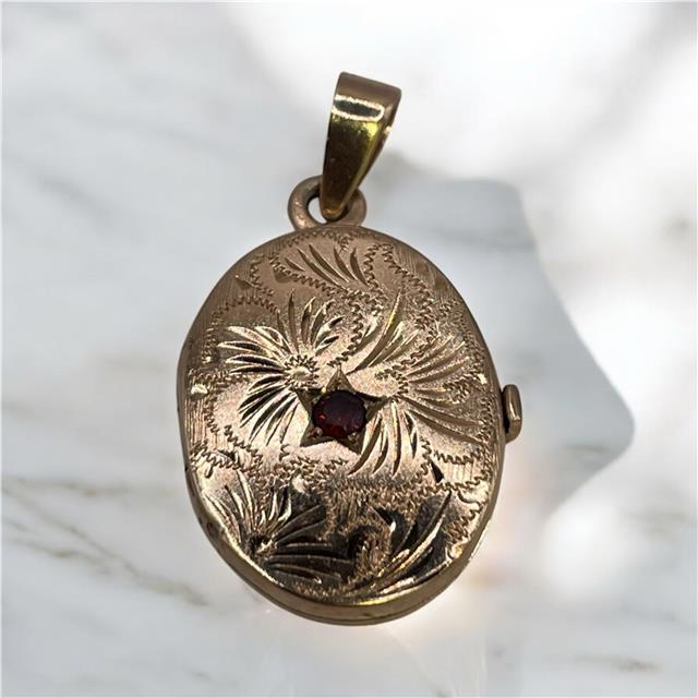 9ct yellow gold locket weighing 3.5g, unbranded, with intricate design visible in this detailed image.
