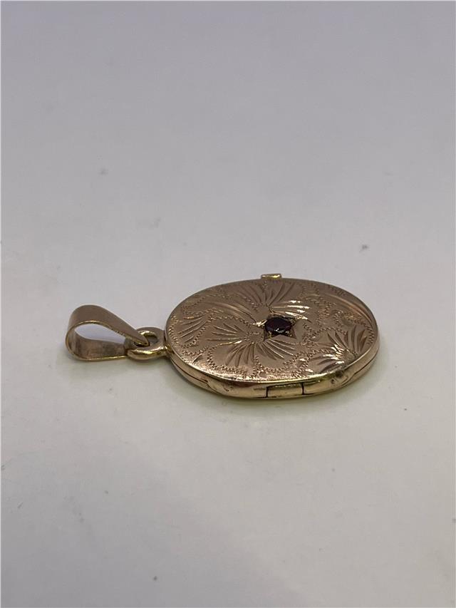 9ct yellow gold locket weighing 3.5g with intricate design, crafted in unbranded jewelry, perfect for personal keepsakes.