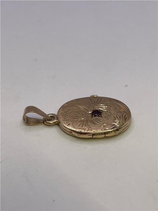 9ct yellow gold locket weighing 3.5g with intricate design, crafted in unbranded jewelry, perfect for personal keepsakes.