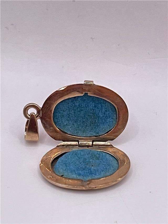 9ct yellow gold locket, 3.5g, unbranded, round pendant with engraved design, hanging from a delicate chain.