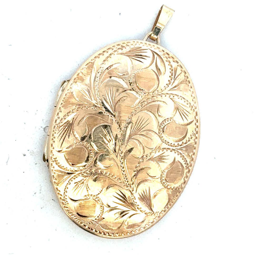 9ct yellow gold locket pendant, unbranded, weighing 13.8g, featuring intricate detailing and a classic design.