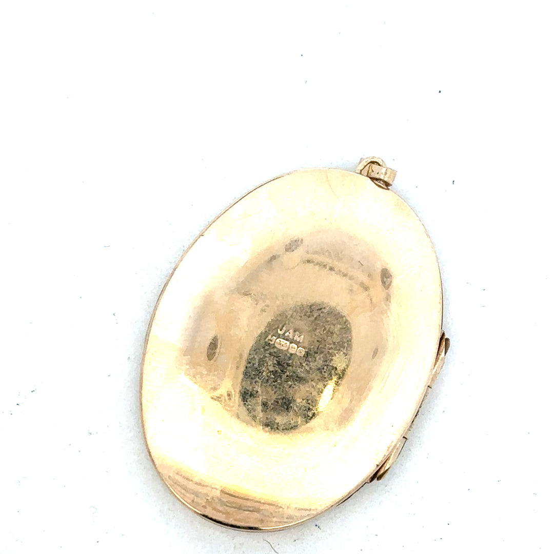 9ct yellow gold locket pendant weighing 13.8g, unbranded jewelry with a classic design for women.