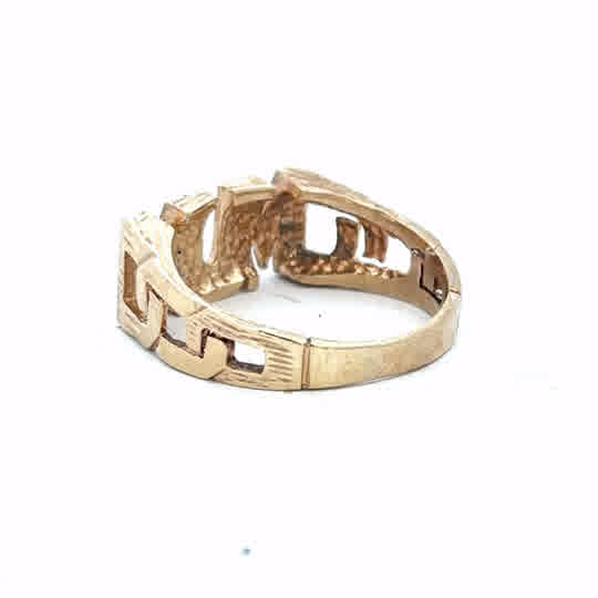 9ct yellow gold mum ring in size O1/2, featuring a simple band design with engraved "mum" inscription.