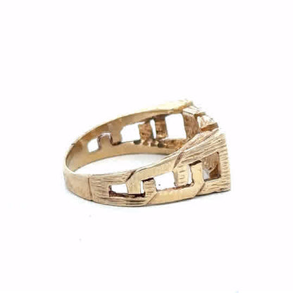 9ct yellow gold mum ring in size O1/2, unbranded, showcasing a delicate gold band with a subtle engraved design.