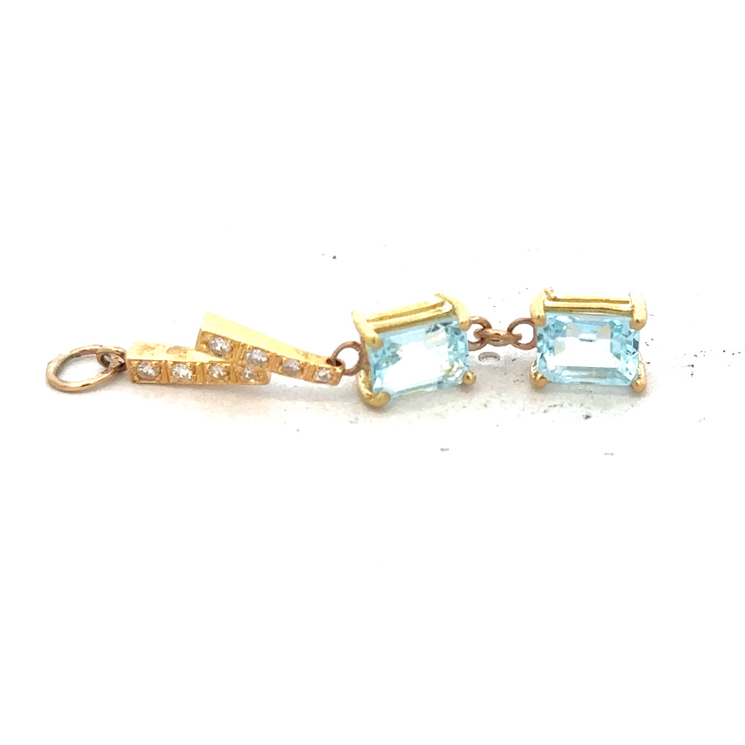 9ct yellow gold pendant weighing 2.7g, unbranded, showcasing a simple and elegant jewelry design with a polished finish
