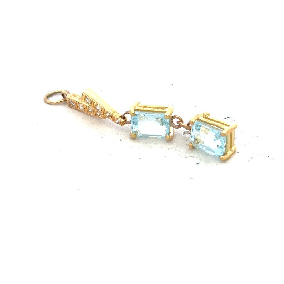 9ct yellow gold pendant weighing 2.7g, unbranded jewelry with a simple, elegant design, shown on a plain background.