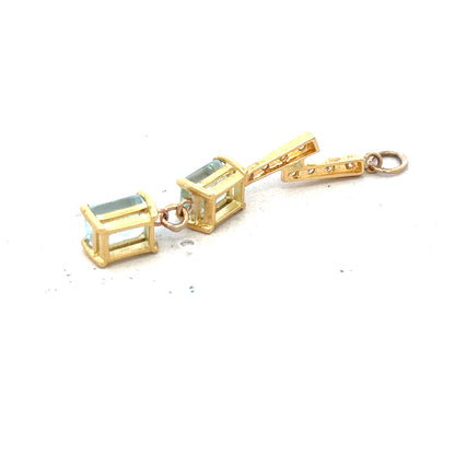 9ct yellow gold pendant weighing 2.7g, unbranded jewelry piece with a polished finish and classic design.