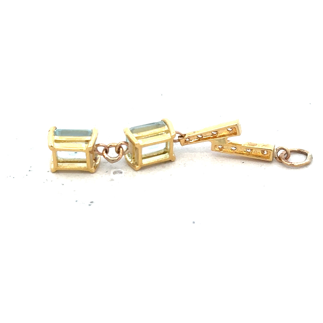 9ct yellow gold pendant weighing 2.7g, unbranded, with a smooth polished finish and classic design.