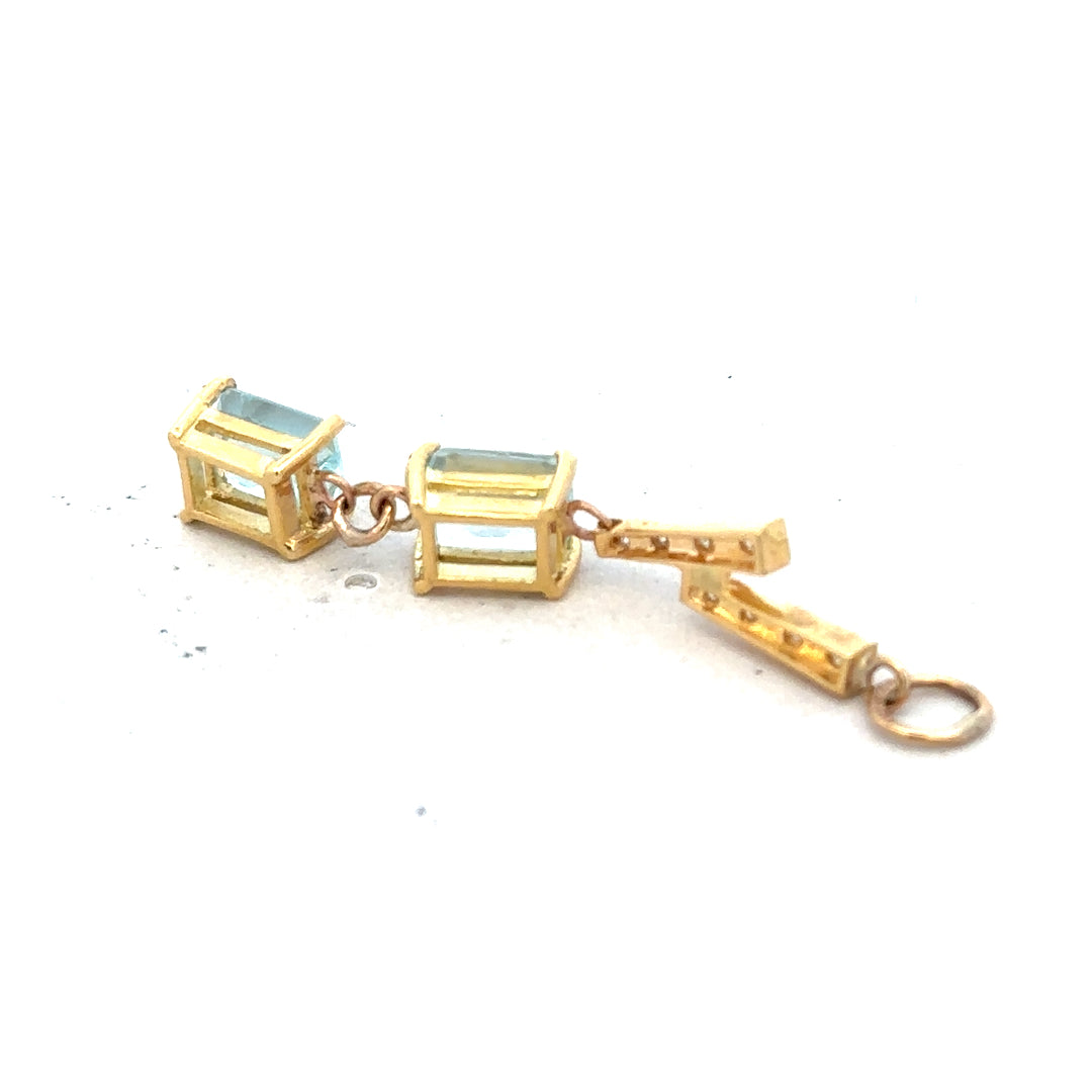 9ct yellow gold pendant weighing 2.7g, shown with detailed close-up of the unbranded gold jewelry piece.
