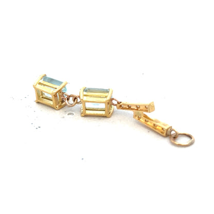 9ct yellow gold pendant weighing 2.7g, shown with detailed close-up of the unbranded gold jewelry piece.