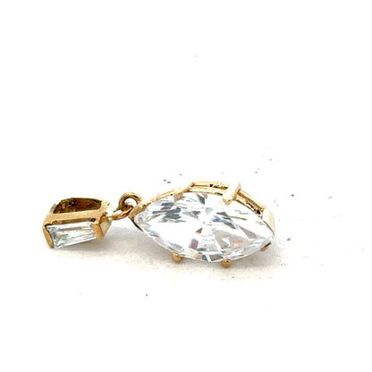 9ct yellow gold pendant weighing 3.2g, featuring a simple elegant design, unbranded jewelry piece.