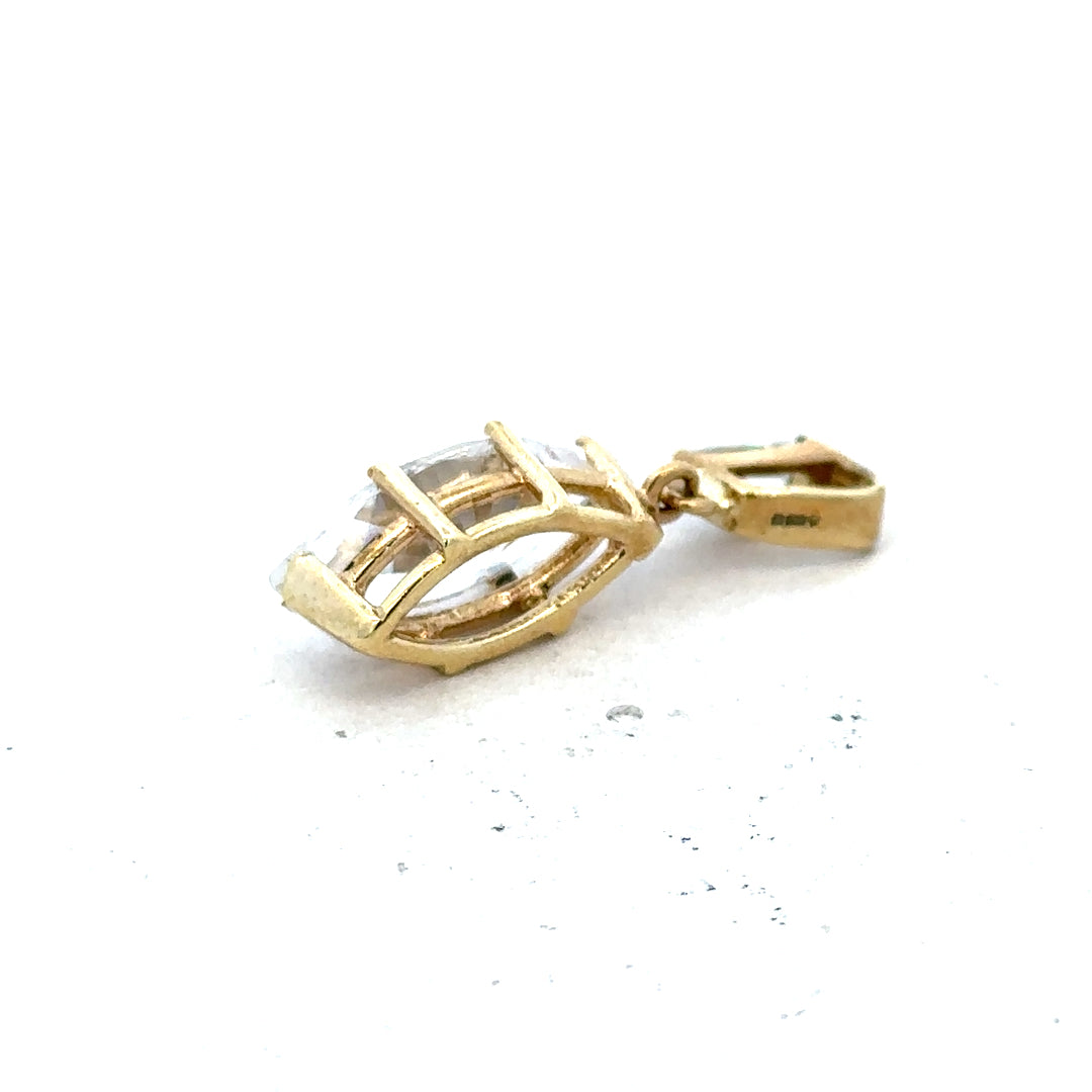 9ct yellow gold pendant weighing 3.2g, elegant jewelry piece featuring a polished gold finish.