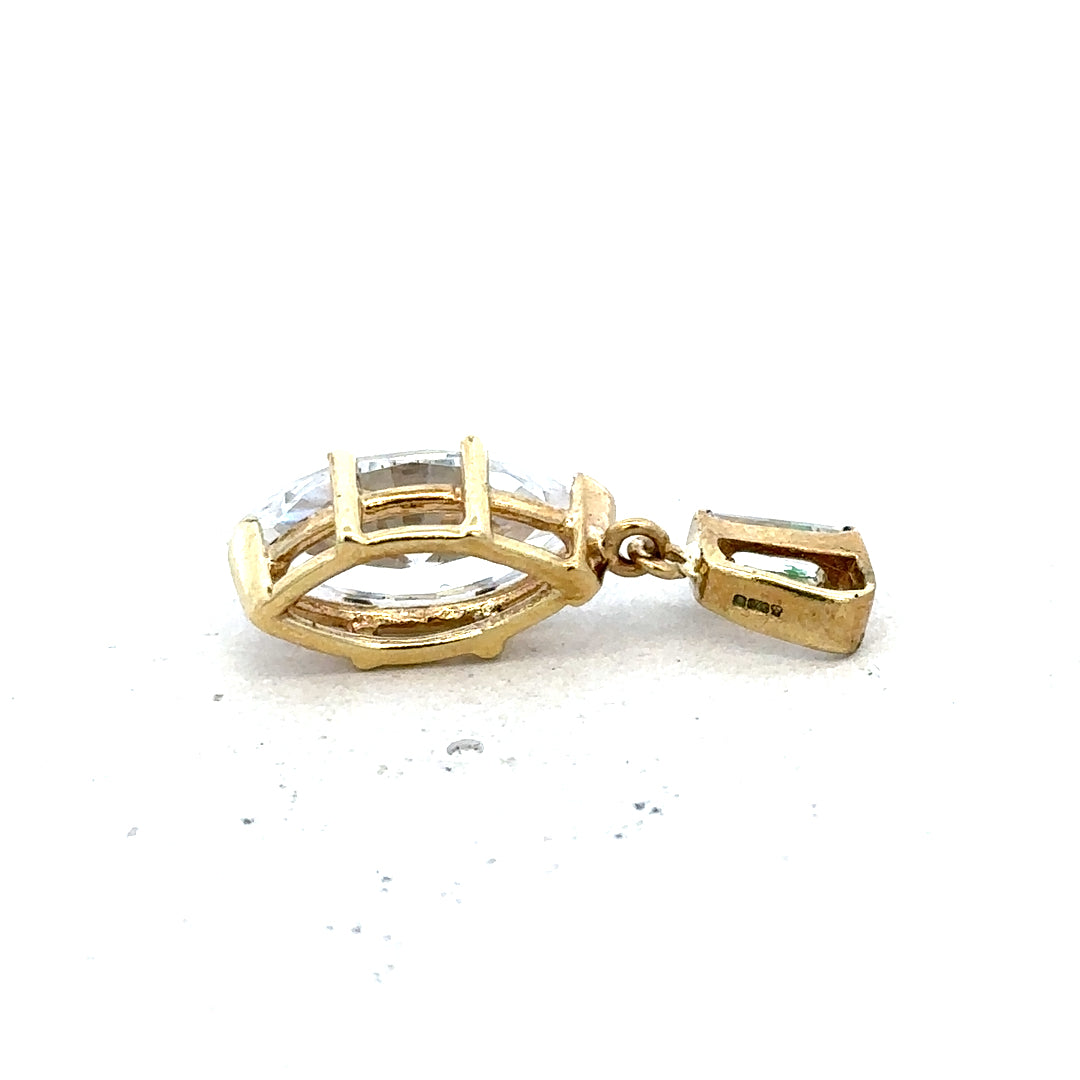 9ct yellow gold pendant weighing 3.2g, featuring a simple, elegant design with a polished finish.