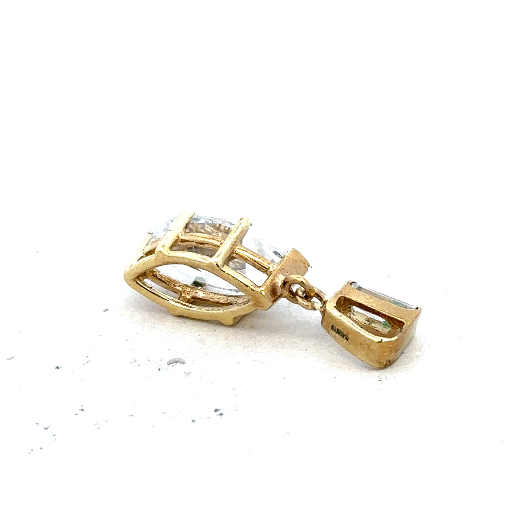 9ct yellow gold pendant weighing 3.2g, featuring a simple and elegant design, displayed on a plain background.