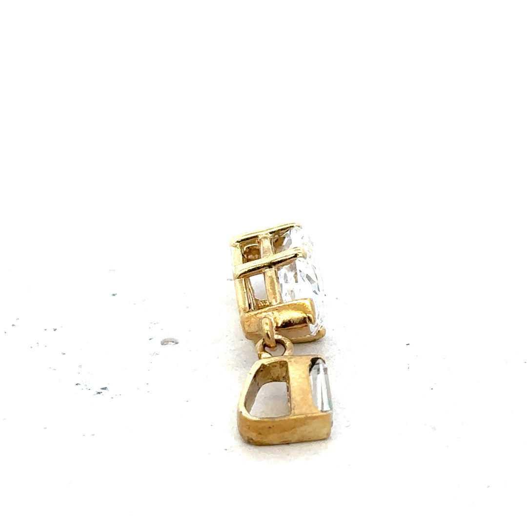 9ct yellow gold pendant weighing 3.2g, unbranded, featuring a simple, elegant design with a polished finish.