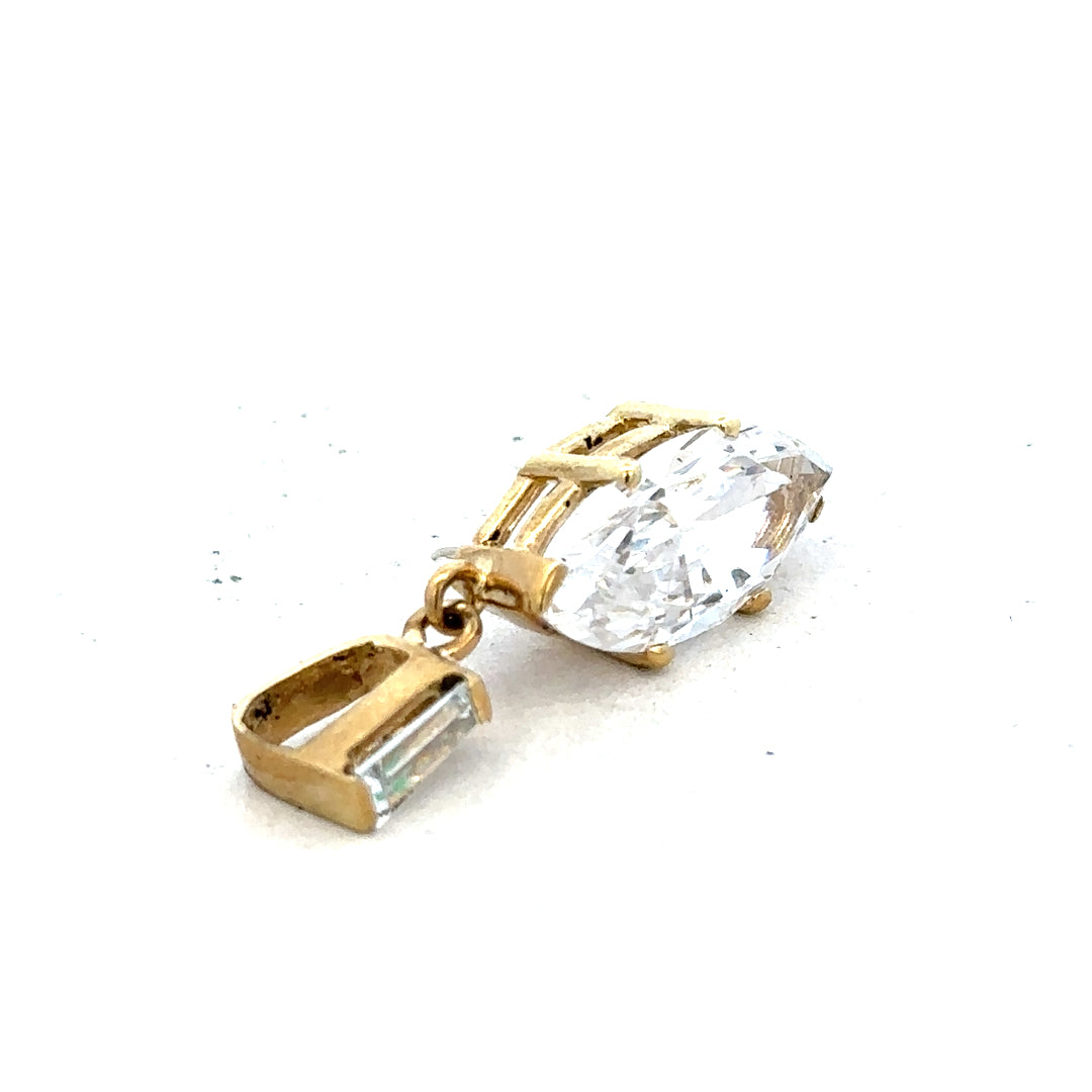 9ct yellow gold pendant weighing 3.2g, featuring a simple and elegant design, unbranded, displayed on a white background.