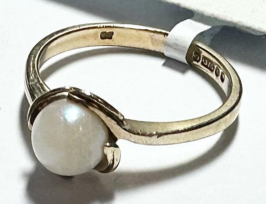9ct yellow gold ring in size L1/2 featuring a smooth polished band, unbranded, with a classic and elegant design.