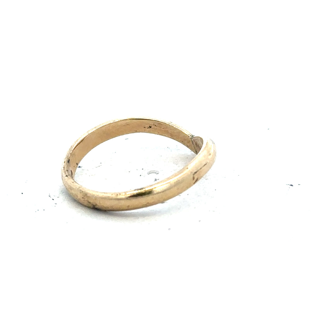 9ct yellow gold ring in size M, featuring a polished band with a smooth finish, unbranded jewelry accessory.