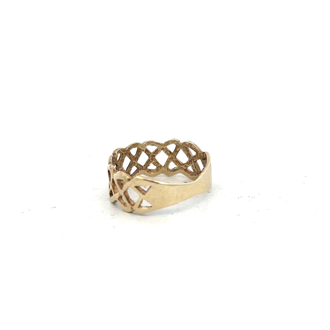 9ct yellow gold ring in size P, featuring a smooth polished band, unbranded jewelry for elegant style.