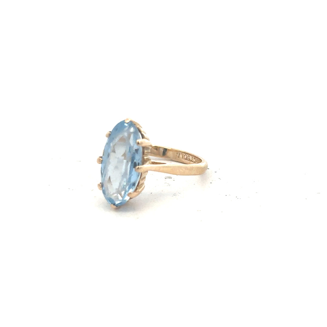 9ct yellow gold ring in size Q, featuring a smooth polished finish, unbranded jewelry accessory.